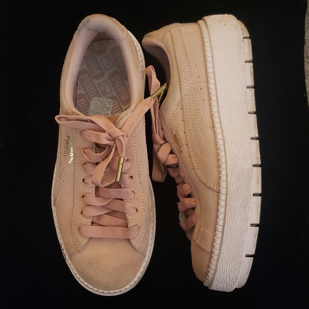 Rose pink pumas